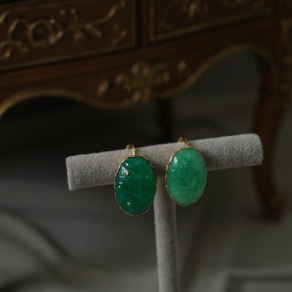 Vintage Green screw on earrings carved design in gold tone - Picture 3 of 9